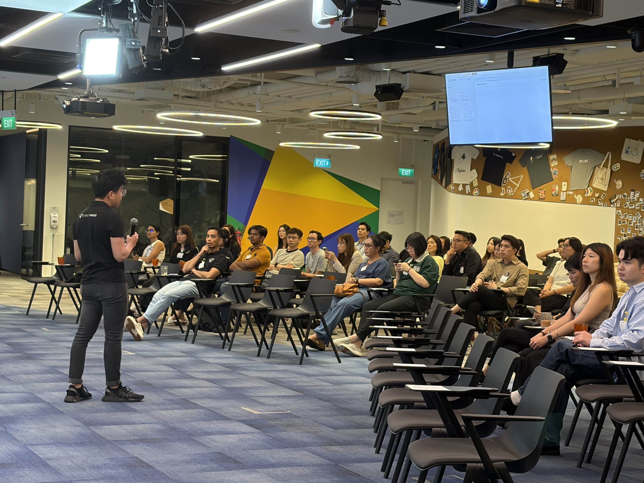Fabian speaking on seo and aeo correlation at google summit 2025